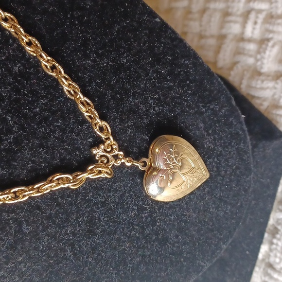 1928 Gold Heart Locket - Picture 2 of 6